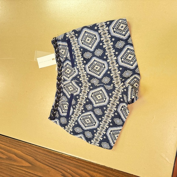 Endless rose, geometric pattern blue and white brocade shorts - Picture 4 of 5